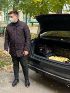 Александр Бондаренко передал ящики с фруктами врачам инфекционного отделения 